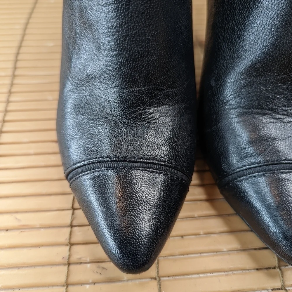 TORY BURCH 166132 Black Leather Pointy Cap Toe Booties Gold Logo Heel size 7 M.